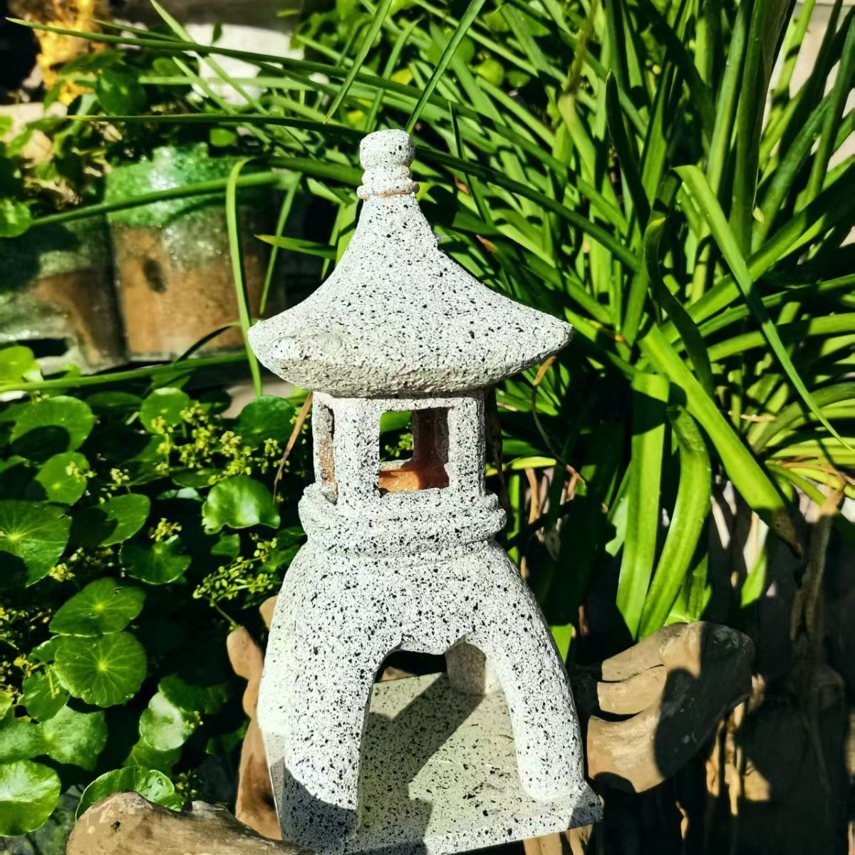 مصباح حديقة شمسي على شكل باغود - مراجعة Outdoor Lighting Architectural وسعره